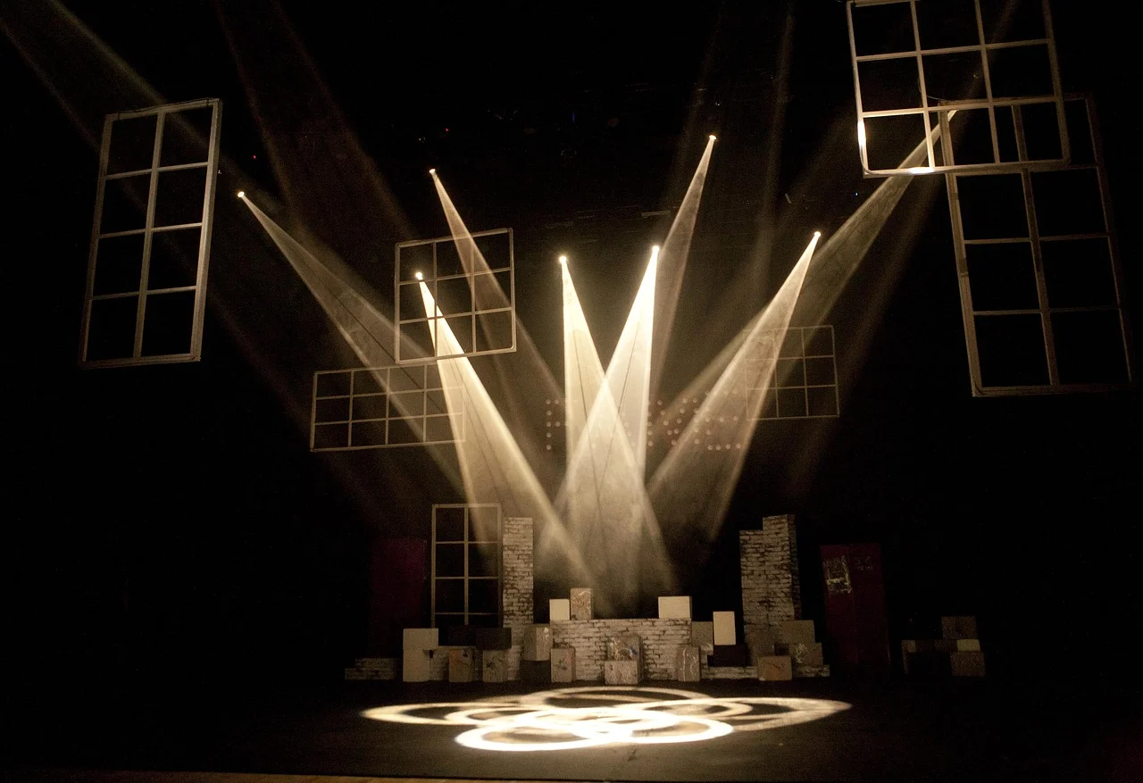 Teatr współczesny: dlaczego kultura sceny wciąż zaskakuje