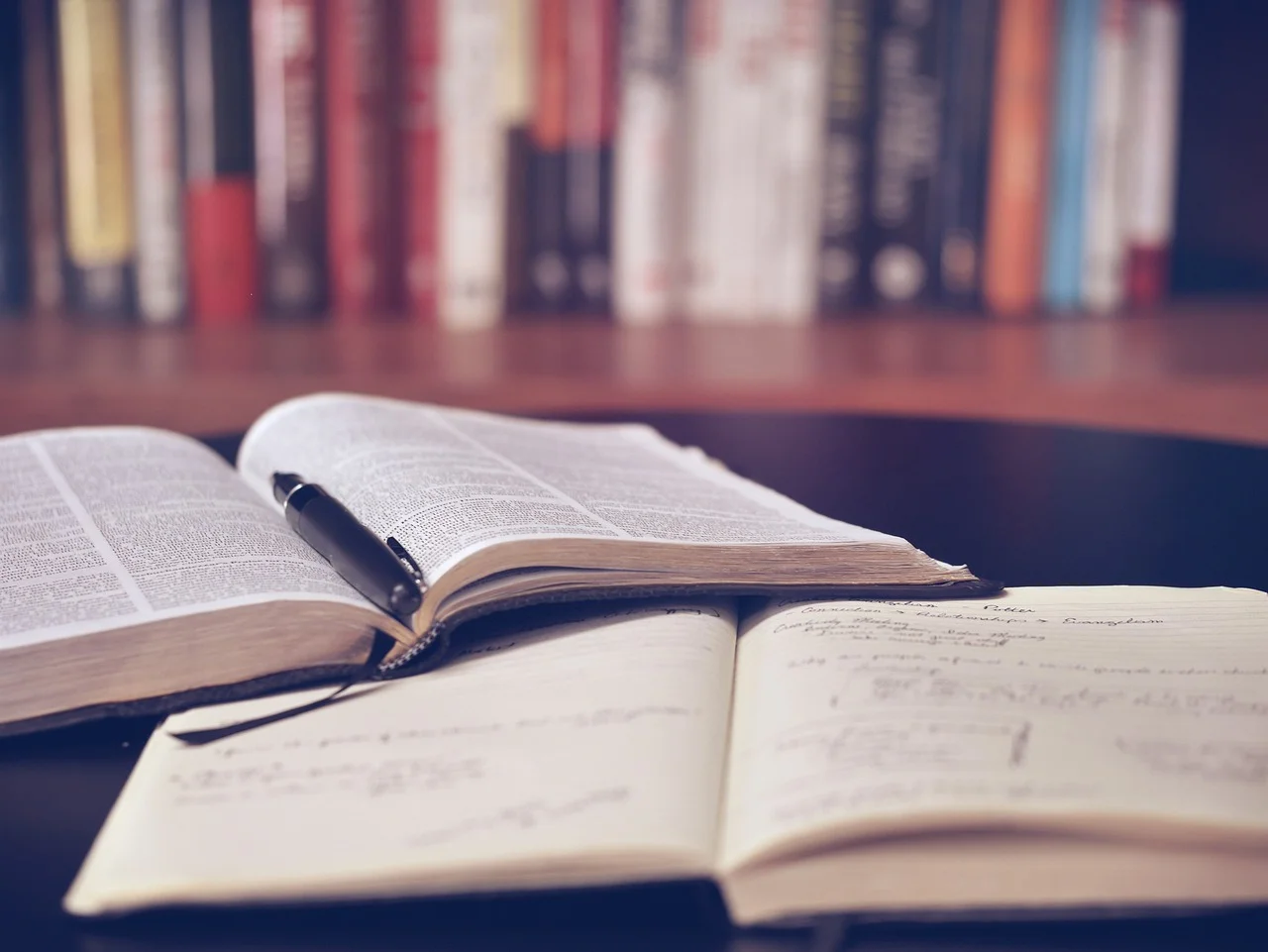 Adaptacje literatury: kiedy książka staje się filmem i teatrem
