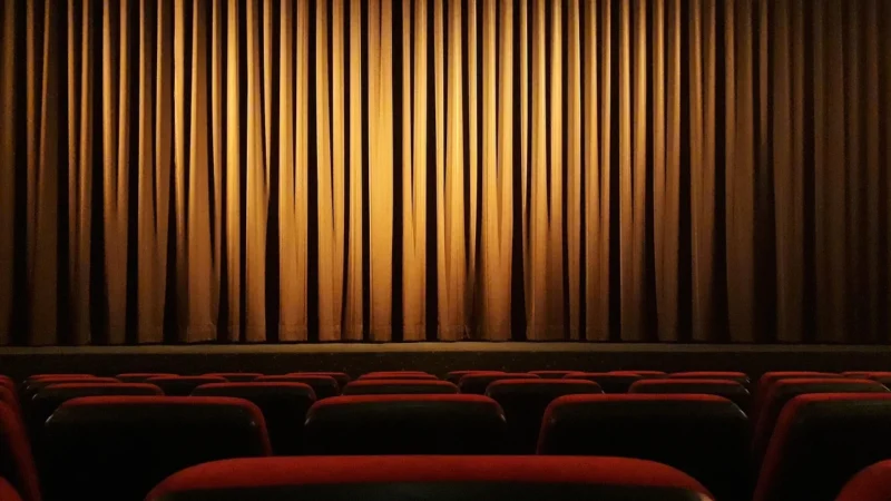 Kino studyjne vs komercyjne: przewodnik po repertuarze
