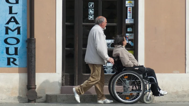 Dostępność i udogodnienia: jak sprawdzić miejsce przed wizytą